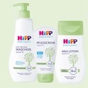 HiPP Babysanft Milklotion, Sensitiv Waschgel & Pflegecreme vor grünem Hintergrund.